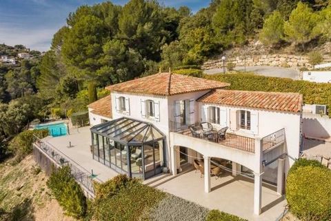 Charming villa located in a private domain offering a breathtaking view of the sea and the surrounding hills. It has 4 spacious and bright bedrooms, as well as 3 modern and elegant bathrooms. The total area of ??the villa is 170m2, thus offering a co...