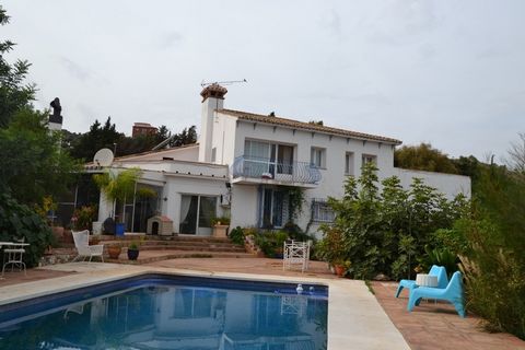 Finca with stables located in Churriana (Malaga). The location is one of the most important point for this finca as it is located only 3 minutes away from all kind of services that you need for the day like supermarkets, bakery, restaurants, bars, sh...