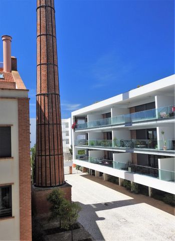 2 bedroom apartment located in the closed condominium of Fabrica in Marina de Lagos, a small paradise 5 minutes from the Historic Center of Lagos, Supermarket at the end of the street, Train and Bus station 5 minutes walk Like all the Glamor of an in...