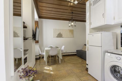Casa das Tulipas underwent a refurbishment in 2022. The apartment has free Wi-Fi and a fully equipped kitchenette with gas cooker, oven, washing machine, fridge and freezer, microwave, coffee machine, toaster and a boiler. It has a room with double b...