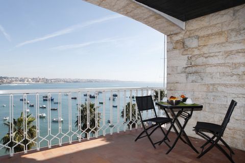 Apartment in the historic center of Cascais with 2 bedrooms, sleep 6, kitchen, living room and bathroom. Balcony with sea view. Air conditioning, Wi-Fi, satellite TV. Building with elevator. This apartment is located in the center of the village, clo...