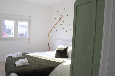 The accommodation consists of two bedrooms, living room, kitchen, bathroom, entrance hall and a private outdoor space. The double bedroom, with a large and comfortable bed, is punctuated with green tones. The twin room, with two single beds, honors t...