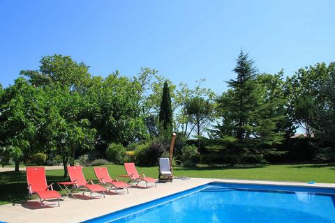 Just a fifteen-minute walk from the historic center of Uzes, this old stone farmhouse offers its occupants the pleasure of enjoying a beautiful park planted with trees and flowers. Shielded from view and enclosed by dry-stone walls, this 3,000 m2 gar...