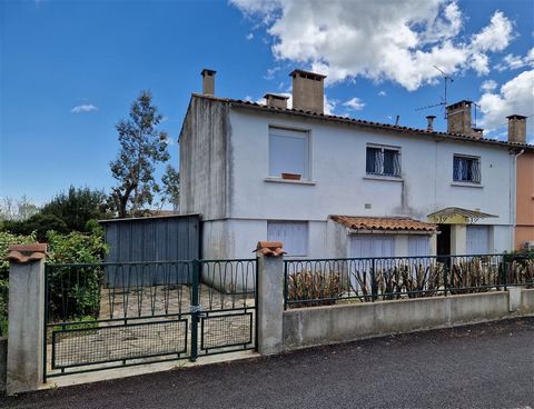 For sale in the town of St Christol-Les-Alès, 2 minutes walk from the town center, type 8 condominium house (No charge or trustee) with a living area of 194.50 m2 on enclosed land of a surface area of approximately 420 m2. The house is divided as fol...