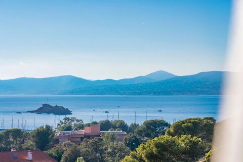 Saint-Raphael: ideally located close to the town centre and the sea, this large, fully renovated and superbly maintained family villa offers splendid sea views all the way to Saint-Tropez.A lift connects the three levels of living space, where everyt...