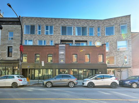 Newly-built 1099 sq. ft. commercial space on Centre Street. Ideally located in a sought-after southwest sector, with constant pedestrian traffic and excellent visibility. Many uses permitted, ready to build for a business. Be the first to occupy this...