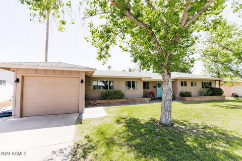 Temporary 1-0 Buydown offered by preferred lender for qualified buyers! Lower Arcadia's charm unfolds in this sought-after neighborhood home. This single-level 4-bed, 3-bath home includes an office/flex space, diving pool, and 135 SF exercise/bonus r...