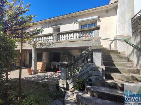 House with charm to renovate in Narbonne. House on 2 levels with garden and garage of about 150m2. Air conditioning, roof and recent joinery. A quick see! Real estate advertisement written under the editorial responsibility of an independent commerci...