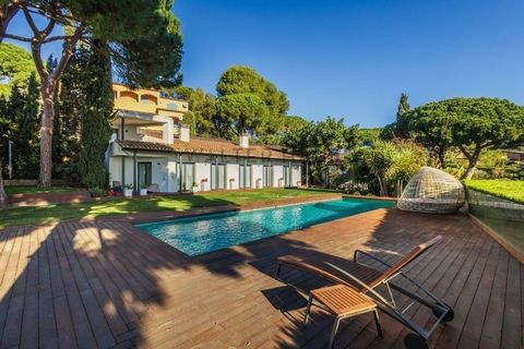Magnificent villa located in the exclusive area of Calonge, this impressive property has a construction of 704 square meters and a large plot of 1,735 square meters. Built in 1985, this detached house offers 5 double bedrooms with en-suite bathrooms,...