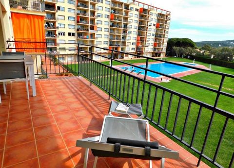 Are you looking for a renovated and furnished apartment with a terrace and pool views on the Costa Brava? This apartment is perfect for you! Located in Calella de Palafrugell, in a complex with garden areas, large communal swimming pool, tennis court...