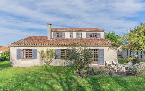 Just on the market, this charming family home to bring back to life, set on over 6500m2 of building land, close to the town centre of Sainte-Eulalie, 15 minutes away from BORDEAUX. It comprises a light-filled living room with rustic accents, a fitted...