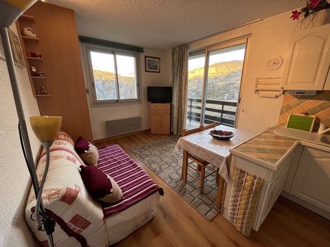 In Sauze, in the center of the resort, Studio of 27m2 with covered parking space. The apartment consists of an entrance on corridor, with a mountain corner, a bathroom with washing machine, separate toilet, a living room with kitchen, and north-east ...