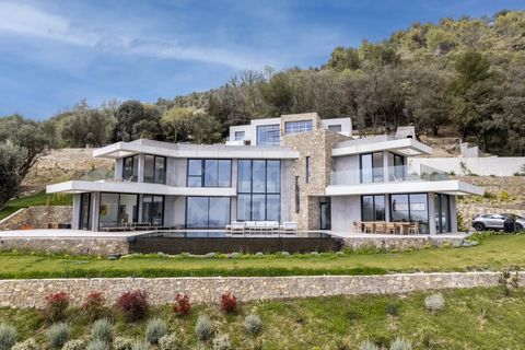 This magnificent villa boasts breathtaking views of the sea, stretching from Saint Jean Cap Ferrat to the Esterel. Nestled in a haven of peace in Vence, close to the prestigious and charming Château Saint Martin, this contemporary property of 400 sqm...