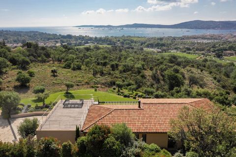 This sumptuous recent villa of approximately 500 m2 offers an exceptional experience of comfort and refinement, in a contemporary setting overlooking the Gulf of Saint Tropez, with a panoramic and breathtaking view of the sea. Inside this well appoin...