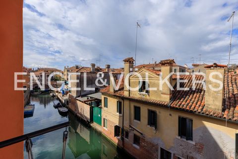Just a few steps away from the lively Campo San Barnaba, in an area full of restaurants and typical activities, we visit this bright and cosy flat of about 60 sqm, currently in the unfinished state, with a characteristic dormer window that provides a...