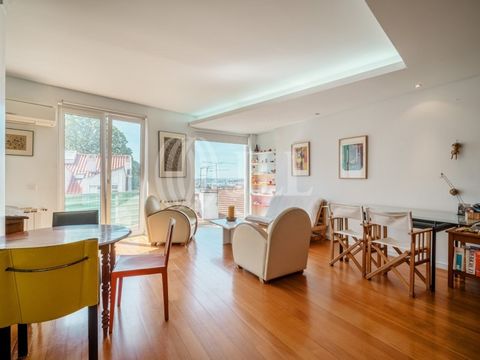 2-bedroom apartment with 93 sqm of gross private area, and a 3 sqm balcony, located in a late 19th-century building, completely renovated in 2007, in the Bairro de Inglaterra, between the viewpoints of Monte Agudo and Penha de França, in Lisbon. The ...