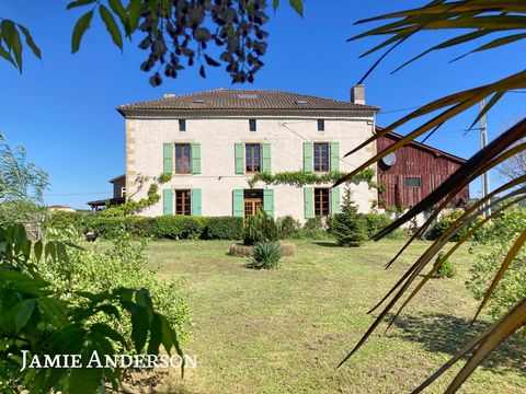 Situated in a small village next to the Garonne, you will find this charming Girondine stone house with around  240 m2 of living space which has been completely renovated. Here you are in the countryside, but less than 5 minutes from La Réole with al...