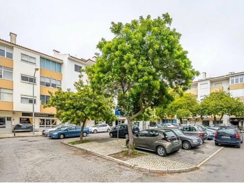 2 bedroom flat (3 rooms) harmonious with two solar fronts (east and west) in a quiet and familiar square in Quinta dos Castelos, Paço d Arcos. The flat is rented until November 30, 2024 The flat is on the 1st floor of a building without lift. It has ...