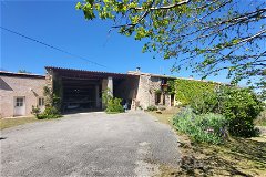 10 minutes from Limoux, property in the heart of 52 ha (forest, meadows, and 13 ha of fences for horses). A stone part concerns the main house with its exposed beams, to be refreshed (kitchen, living room, bedroom, bathroom. On half level, four bedro...