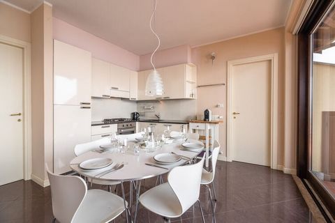 Este apartamento de 2 dormitorios ubicado en Oggebbio, en la región italiana, Piamonte, puede alojar a 6 personas. Ideal para familias con niños, tiene una piscina compartida para relajarse. Disfrute del hermoso pequeño pueblo de Oggebbio, así como l...
