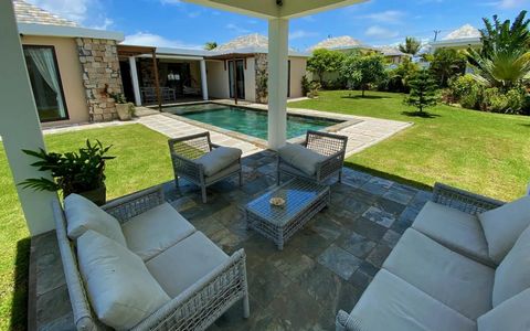 Villa accessible to foreigners – Grand Baie – Mauritius Superb high-end reS 4 bedroom en suite villa for sale You will be under the spell of this superb high-end villa of 300 m² on a plot of 970 m². Its spacious living space is an elegant combination...