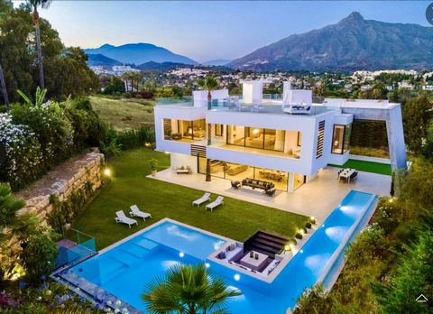 Gorgeous contemporary villa boasting six bedrooms (accommodating up to 14 guests) in the sought-after area of Nueva Andalucia. Conveniently situated within walking distance to shops, bars, and restaurants, and only a short drive to Puerto Banus. Enjo...