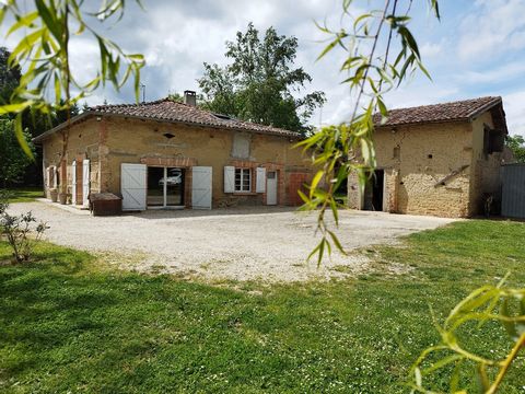 Magnificent old renovated house for sale in a village in the south-west of Montauban, just 8 minutes from the town center and the motorway. This charming house dating from 1850, built of mud bricks, has been completely restored with care and offers m...