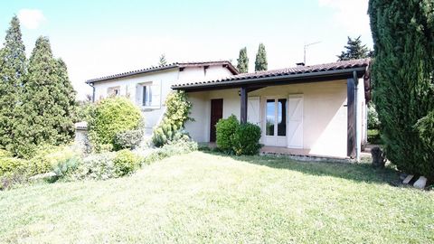 AUCH, on the heights of the city, in a quiet residential area, single-storey villa with an area of 100 m2 enjoying a beautiful view including entrance, living room with fireplace 33 m2, separate fitted kitchen access to the terrace, 3 bedrooms, bathr...