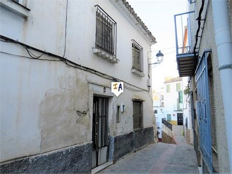 Dieses Stadthaus in der Nähe des Rathauses in Martos in der Provinz Jaén, Andalusien, Spanien, ist renovierungsbedürftig. Mit einem teilweise neuen Dach und einer Terrasse mit Blick über die Stadt und bis hin zur großen Kirche wird es ein schönes Zuh...