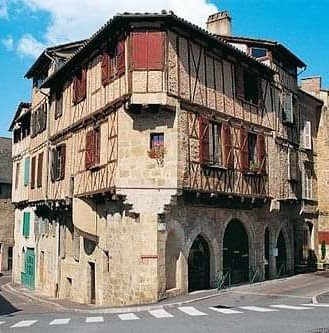 Appartement atypique de caractère rénové dans une des plus anciennes maisons médiévales de Figeac. Cet appartement en configuration 