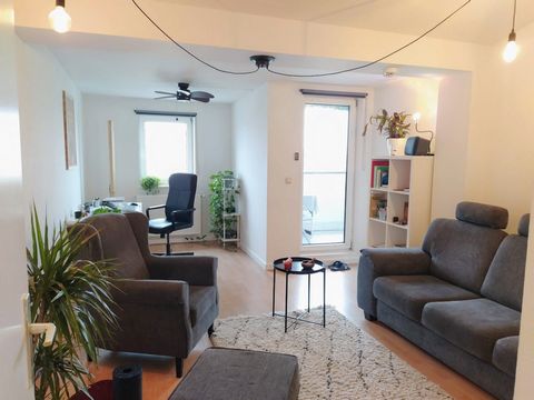 **Anmeldung possible** Sublet: only available for May and June 2024. Some flexibility is possible. - Warm rent: 1200€/month including everything. - Only for 1 person or a couple please. - 1000€ deposit. Furnished 2 room flat (65 m2) just a few minute...
