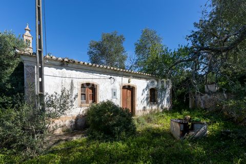 Discover your private oasis on this plot of land with 18,400m2, in the picturesque parish of Alcantarilha e Pera. With an construction area of 640m2, which includes a charming single-storey house of 85m2 with two bedrooms ready to be renovated with y...