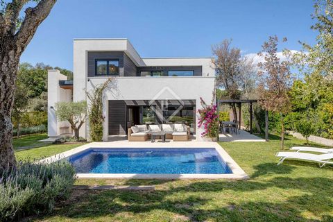 Introducing this contemporary-designed villa for sale in the peaceful residential area of Calella de Palafrugell, located at the heart of Costa Brava. Merely 1 km away, a leisurely stroll leads to the heart of Calella de Palafrugell, boasting its pic...