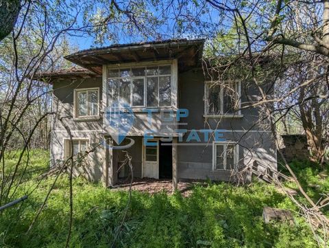 Top Estate Real Estate offers you an old house with a large yard and a well in the village of Strahilovo, Polski Trambesh municipality, Veliko Tarnovo region. The offered property is located in the southwestern part of the village, with hard access. ...