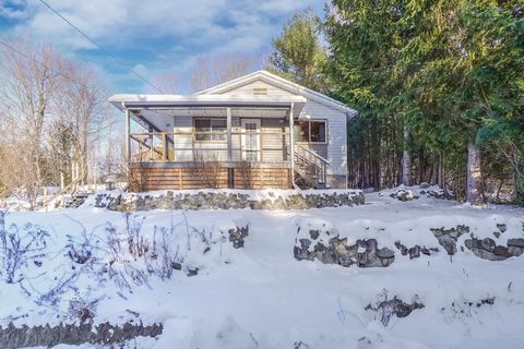 Einzigartige Gelegenheit, eine schlüsselfertige Immobilie zu erwerben, komplett möbliert und dekoriert mitten in der Natur mit Panoramablick auf den Lac Grenier und die Berge, nur 1h15 von Montreal und wenige Minuten vom Ouareau-Wald entfernt! Anwese...