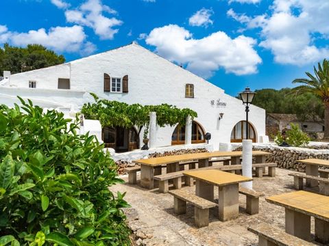 ¿Quieres vivir en el campo y que la casa mantenga su carisma original? ¡Esta puede que te interese y es una propiedad muy agradable y peculiar, sigue leyendo! Localizada a pocos minutos de San Clemente, en el camino de Torelló, tiene camino asfaltado...