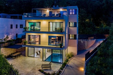 Elegante Villa in der Nähe von Opatija: Eine Mischung aus Eleganz, Komfort und Panoramablick in Lovran, Opatija! Wir sind stolz, Ihnen diese atemberaubende 400 m² große Villa präsentieren zu können, ein Meisterwerk an Eleganz und Stil, nur wenige Min...