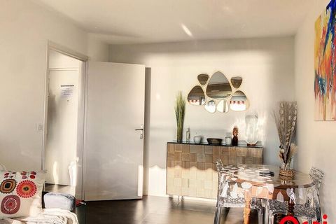 Dit prachtige tweekamerappartement met airconditioning biedt een prachtig uitzicht op de zee en het zwembad, ideaal voor een ontspannen verblijf. Het appartement bevindt zich op de bovenste verdieping van een moderne residentie met lift en beschikt o...