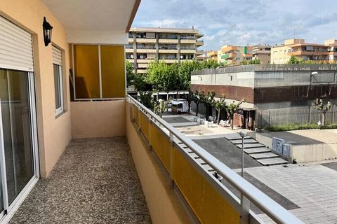 Dit ruime appartement ligt op slechts 400 meter van de Paseo Jaume I en Paseo Miramar, twee van de populairste stranden van Salou, en is perfect voor een zonnig uitje aan zee. Het appartement biedt plaats aan maximaal 7 personen en beschikt over 4 sl...