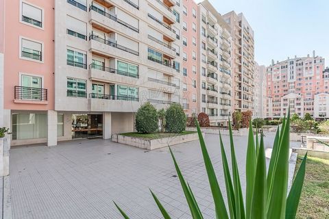 T3 / PARQUE DOS PRINCIPES / LUMIAR / ЛИССАБОН Квартира с 3 спальнями площадью 143 м² расположена в Parque dos Príncipes в Лиссабоне. Две спальни и один люкс. Балконы во всех комнатах. Центральное отопление, кондиционер и объемный звук. Солнечная орие...