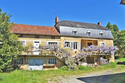 24290 DE AUBAREIL-KAPEL. Oude boerderij: huis, schuren, tabaksdroger, land van ongeveer 2905 m². Verkoopprijs: 192.000 euro (makelaarskosten betaald door de verkoper) Gelegen in een rustig gehucht zonder overlast, op 11 km van Montignac Lascaux en op...