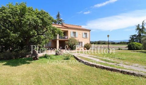 Close to the town of APT, this large house of over 298m2 benefits from a large plot of 3250m2. Inside, volumes are generous and pleasant, offering a large living room of over 60m2 with its fireplace, and 6 bedrooms in all. A large garage and workshop...