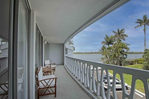 Entièrement rénové 2 chambres, 2 salles de bain sur l’Intracoastal. Lumineux, lumineux et très propre avec une belle piscine au bord de l’eau et un accès à la plage de l’autre côté de la rue. Une place de parking, buanderie commune et entrée de brise...