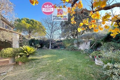 84 120 Pertuis: Discover in virtual tour this pleasant house on a pretty landscaped garden with swimming pool, facing south and without vis-à-vis. Parents' area on one level opening onto the garden with a beautiful master suite 2 bedrooms, bathroom a...