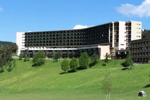 Edificio situato ai piedi delle piste da sci alpino. Vicino a negozi, ristoranti e noleggi di attrezzatura da sci. Questo monolocale di 26 m2, ai piedi della tenuta, vi accoglie estate e inverno in un ambiente verde circondato dalla natura. Un balcon...