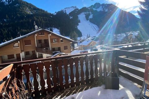 Ce bel appartement de 2 pièces est situé dans une résidence construite en 1994, composée de quatre bâtiments répartis sur trois étages. Situé à 300 mètres de la télécabine du Linga et à 1 900 mètres du centre du village, l'appartement offre un refuge...