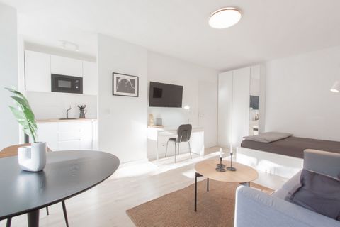 Das angebotene Studioapartment befindet sich in einem sehr gepflegtem Mehrfamilienhaus in Düsseldorf-Urdenbach. Das stilvoll eingerichtete Apartment verfügt über ein modernes Wohn- und Schlafzimmer mit angrenzender Küche, einem Badezimmer und einer D...