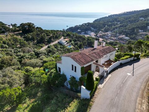 BARNES presenteert deze prachtige villa aan de Costa Brava, gebouwd eind jaren '70, ontworpen om te genieten van het uitzicht en de rust op slechts 5 minuten van de zee en het centrum van Begur. Met een totaal van 270 vierkante meter verdeeld over 3 ...