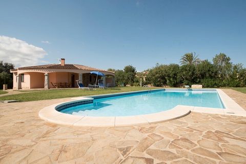 Villas y casas adosadas bien cuidadas y cómodas de estilo mediterráneo con su propio jardín en medio de la vegetación mediterránea en la popular Costa Rei de aproximadamente 10 km de largo en el sureste de Cerdeña. La amplia playa de arena es ideal p...