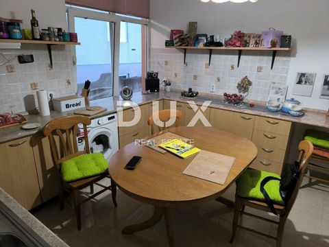 Location: Istarska županija, Ližnjan, Jadreški. PULA, JADREŠKI - WOHNUNG MIT GARTEN IN RUHIGER LAGE Zum Verkauf steht eine Wohnung von 60 m², ideal für diejenigen, die Komfort und Zweckmäßigkeit mit dem Vorteil eines privaten Gartens suchen. Der Raum...